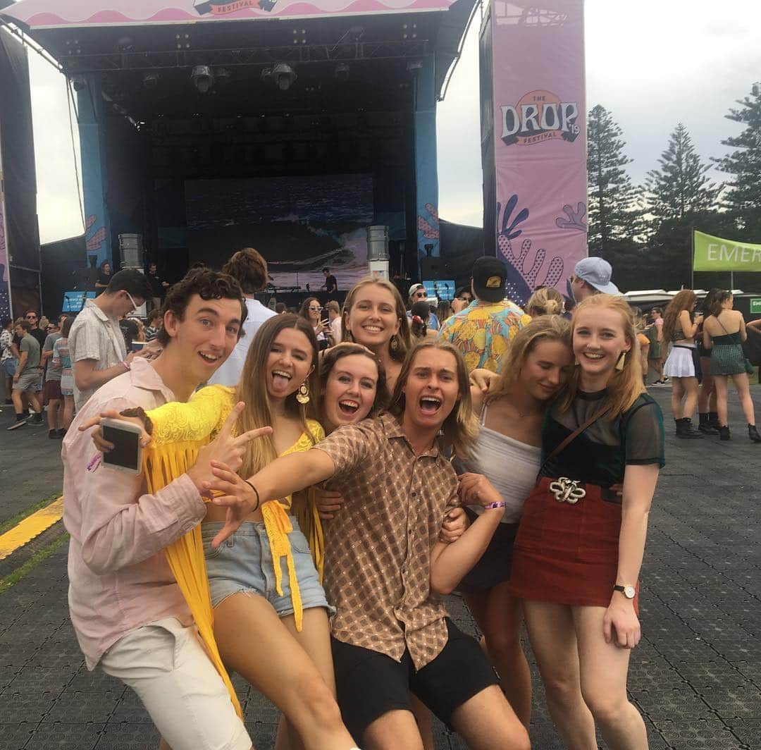 ケイティ・パスフィールドのインスタグラム：「The Drop Festival ~ 2019 ft. (as always) my very awkward hands」