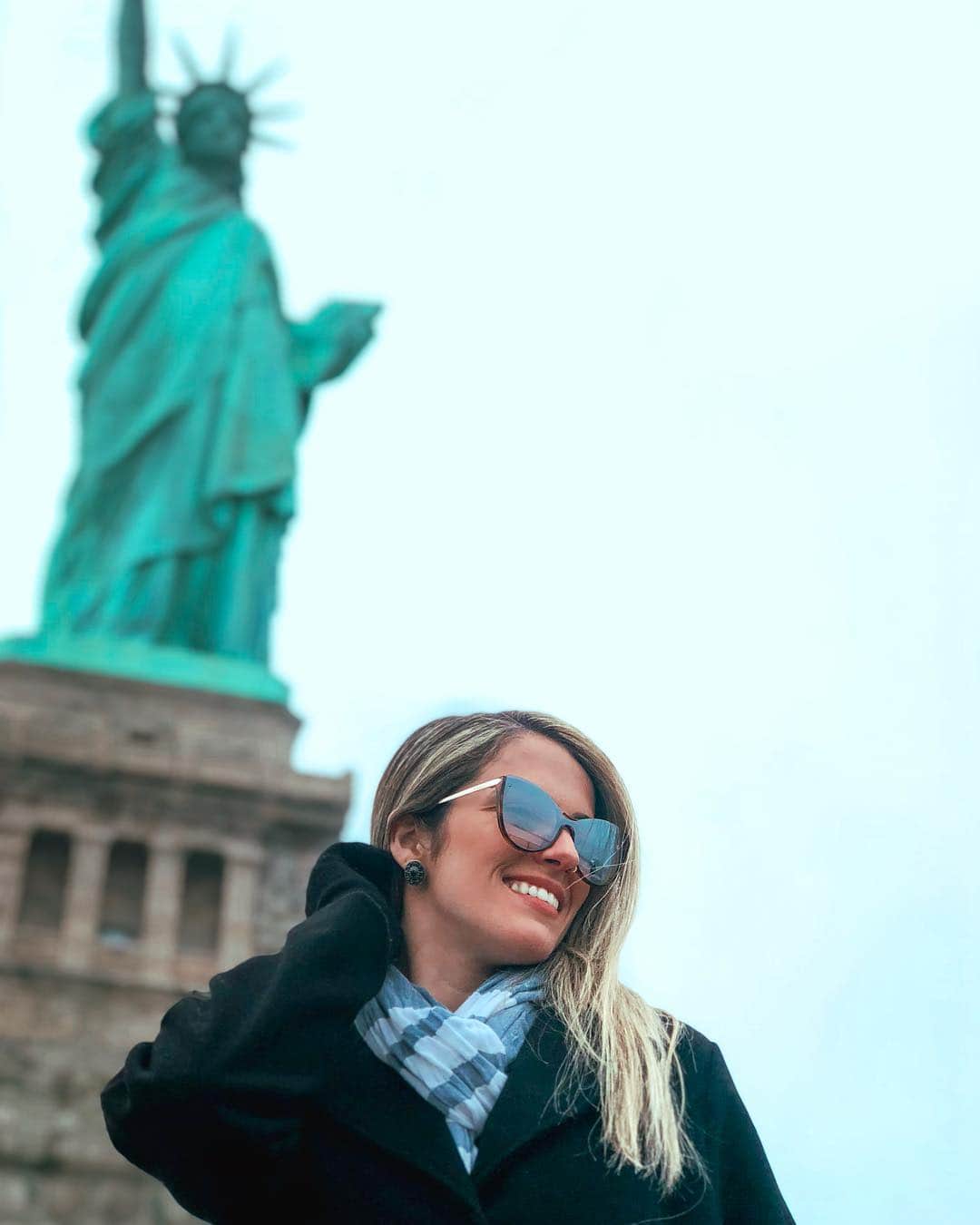 ナターリア・ガウジオのインスタグラム：「Vamos de NY por que ainda tenho muitaaas fotos pra postar 😍... Uma sessão na Estátua da Liberdade com meu óculos maravilhoso da @hiboubr porque até nos dias nublados temos que proteger nossos olhos dos raios UV, que podem estar ainda mais fortes mesmo quando não vemos o sol!! Fica a dica!! 😎💁🏼‍♀️✨🗽❄️☃️🇺🇸❤️ #inlove #sunglasses #statueofliberty #usa #nyc #newyork #manhattan #trip #myfavplace#」