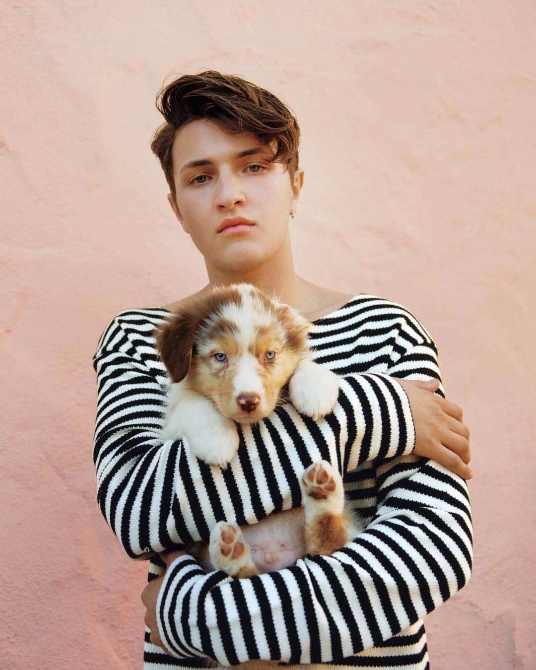 Teen Vogueさんのインスタグラム写真 - (Teen VogueInstagram)「Happy #NationalPuppyDay and throwback to our summer 2016 cover feat. @anwarhadid 📸: @cococapitan」3月24日 5時15分 - teenvogue