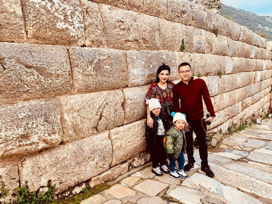 Ashantyさんのインスタグラム写真 - (AshantyInstagram)「Rencana nya mau foto berdua, ehh yg 2 mau nya ngintil😀 #ephesus #turkey」3月24日 5時18分 - ashanty_ash