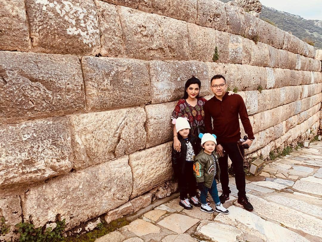 Ashantyさんのインスタグラム写真 - (AshantyInstagram)「Rencana nya mau foto berdua, ehh yg 2 mau nya ngintil😀 #ephesus #turkey」3月24日 5時18分 - ashanty_ash