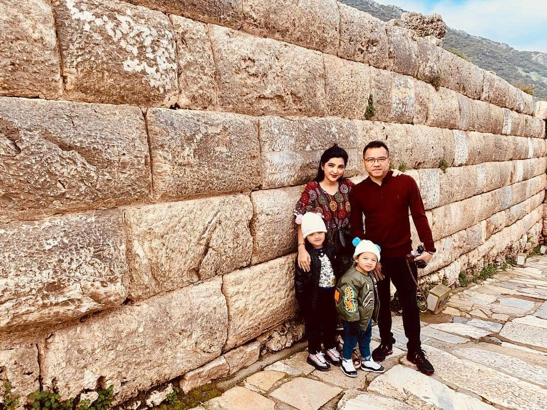 Ashantyさんのインスタグラム写真 - (AshantyInstagram)「Rencana nya mau foto berdua, ehh yg 2 mau nya ngintil😀 #ephesus #turkey」3月24日 5時18分 - ashanty_ash