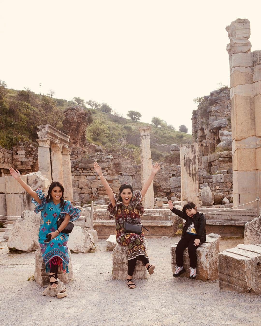 Ashantyさんのインスタグラム写真 - (AshantyInstagram)「Every child is gifted😍 @aurelie.hermansyah @queenarsy #ephesus #turkey」3月24日 5時28分 - ashanty_ash