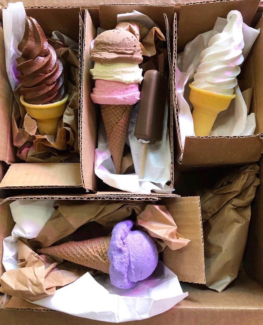 Cosmopolitanさんのインスタグラム写真 - (CosmopolitanInstagram)「Shipping & handling? Worth every penny 🤑🍦 #rg @acmebrooklyn」3月24日 5時25分 - cosmopolitan