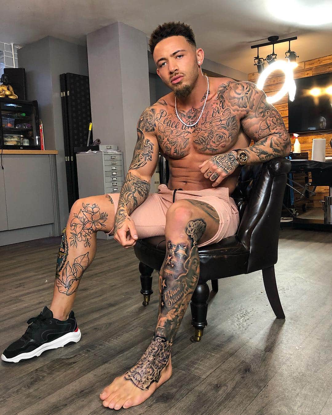 アシュリー・ケインさんのインスタグラム写真 - (アシュリー・ケインInstagram)「I ain't got a caption just fucking big up @joshuahancoxtattoist for the nasty half leg sleeve! 🤙🏾 . . #tattoo #tattoos #tattooed #ink #ink」3月24日 5時25分 - mrashleycain