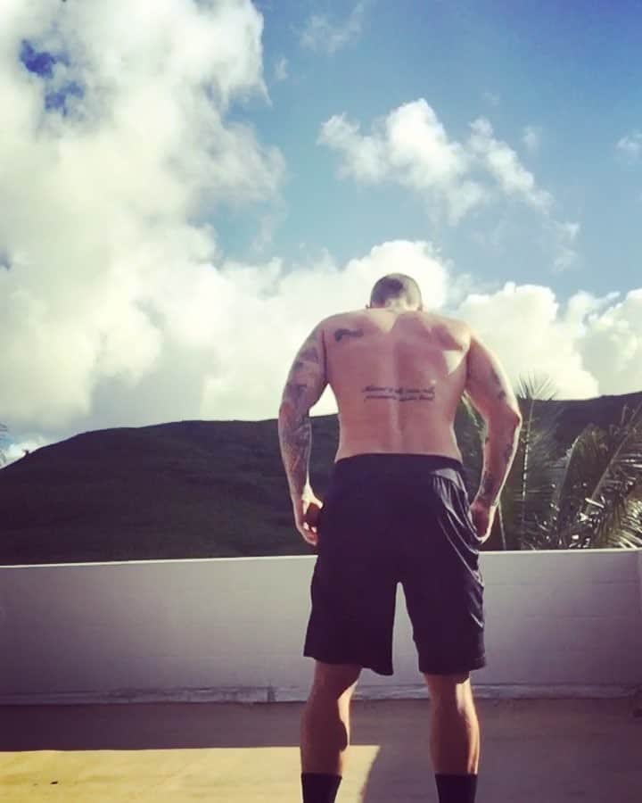 のインスタグラム：「Had a little fun today trying to piece some things together 🤸🏻‍♂️ #handstand #core #workout #stability #tattoos #noshirt #hipsneedsomework #workoutmotivation #strongcoffeecompany」