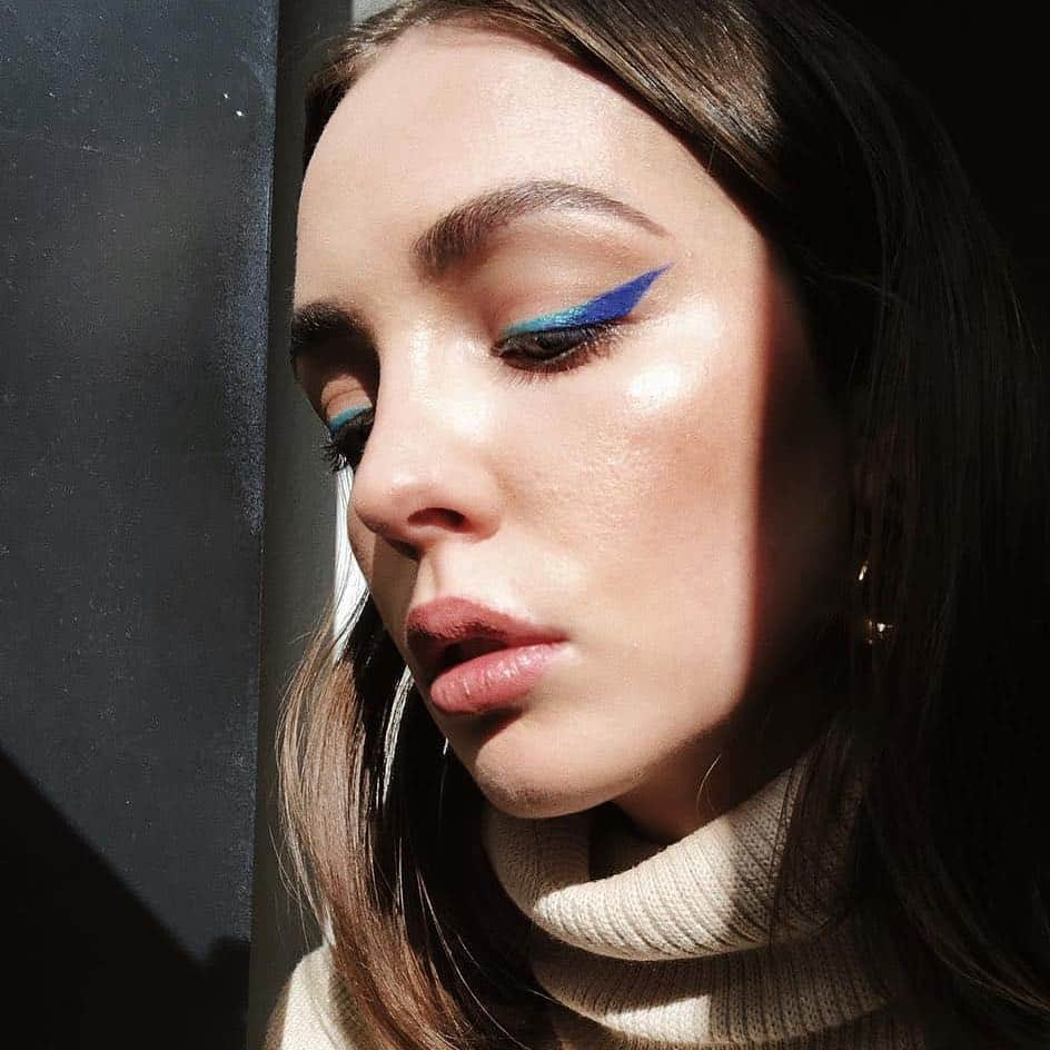 Maybelline New Yorkさんのインスタグラム写真 - (Maybelline New YorkInstagram)「BRB...we’re recreating @madisonelainechertow eyeliner look! Makeup by @jonathanbyjwmakeup using #lastingdrama waterproof gel pencil in 'lustrous sapphire' and 'silken turquoise'. Drop a 💙 if you’re loving this lewk! #mnyitlook #regram #mnyliner」3月24日 5時32分 - maybelline