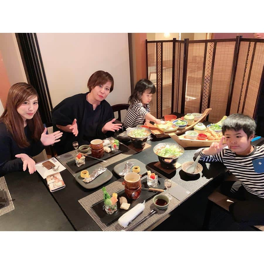 琴菜さんのインスタグラム写真 - (琴菜Instagram)「温泉ご飯♨️💛 ここの旅館、子供は無料で大人の旅館料金だけでキッズメニューも盛りだくさん付いてくるの❣️❣️そんでこの量！！〆はハーブ茶漬け🌿だったんだけど、結構な量過ぎてお茶漬けは残しちゃった😅  デザートビュッフェもあったので食後にたくさんミニケーキも食べて来たよ💕💕美味しくてお腹いっぱいになりました🤗🌸🌸 #前菜 #チーズフォンデュ #食前酒 #苺酒 #白身魚のホイル焼き #トマトのハーブ鍋 #刺身盛り #コンソメ茶碗蒸し #パイ包みシチュー #香湯楼井川 #伊豆温泉 #伊豆長岡 #温泉旅館 #春分の日 #卒園旅行 #春休み旅行 #デザート別腹 #デザートビュッフェ #ハーブ茶漬け #旅館飯 #温泉 #姉妹 #izu #onsen #travel #travelgram」3月24日 5時40分 - dj_singer_kotona