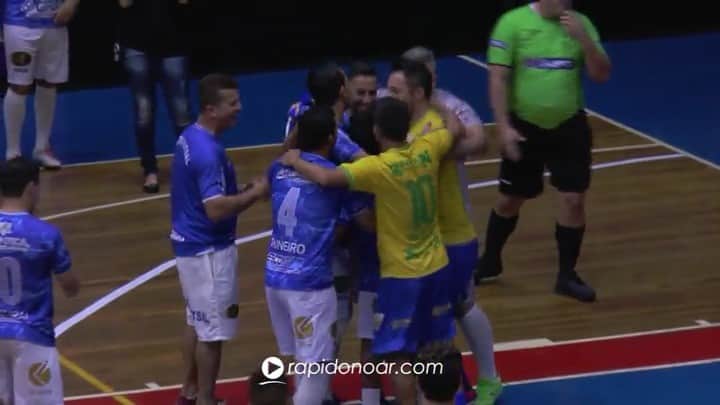 アレッサンドロ・ローザ・ヴィエイラのインスタグラム：「VÍDEO- QUE MOMENTO! Esse vídeo especificamente é de uma alegria imensa. Nosso craque Henrique autor do gol mais lindo da noite,tem Hidrocefalia (líquido entre o cérebro e o crânio),e nos presenteou com esse momento lindo!OBRIGADO HENRIQUE❤️OBRIGADO.  O fato de parar de jogar,me deu a oportunidade de rodar o Brasil e o mundo pra me divertir e divertir o público! Minha exigência? Alegria. Precisa saber jogar? Não. Precisa saber de futsal? Não. Precisa estar afim de se divertir,de brincar...,e ver o sorriso no rosto de quem está jogando e de quem pagou ingresso! Talvez esse seja o segredo pra super lotar TODOS os eventos que tenho feito,QUE ALEGRIA. Obrigado a cada um de vocês por continuarem me proporcionando isso! #Realizado」