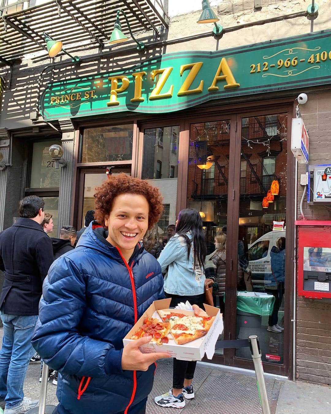 ムスタファ・アミニさんのインスタグラム写真 - (ムスタファ・アミニInstagram)「Prince St Pizza 🇺🇸🍕😀🙋‍♂️ #newyork」3月24日 5時49分 - mustafaamini