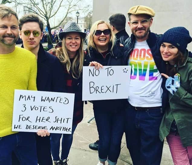 レナ・ヘディのインスタグラム：「Saying NO to Schmexit and YES YES YES TO CHOOSING LOVE #everyday 👊👊👊👊🥰🥰🥰 🌈🌈🌈🌈」