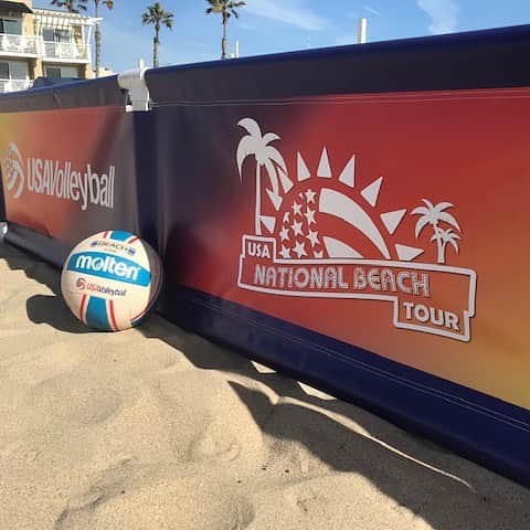 USA Volleyballさんのインスタグラム写真 - (USA VolleyballInstagram)「More than 💯 teams competing at the Hermosa Spring BNQ today! 🔝 4 teams in each age division receive a bid for the National Beach Tour-Junior Championships July 18-23 in Manhattan Beach, CA! 🏖😎 - - - Find a Qualifier near you, 🔗 in bio!」3月24日 5時59分 - usavolleyball