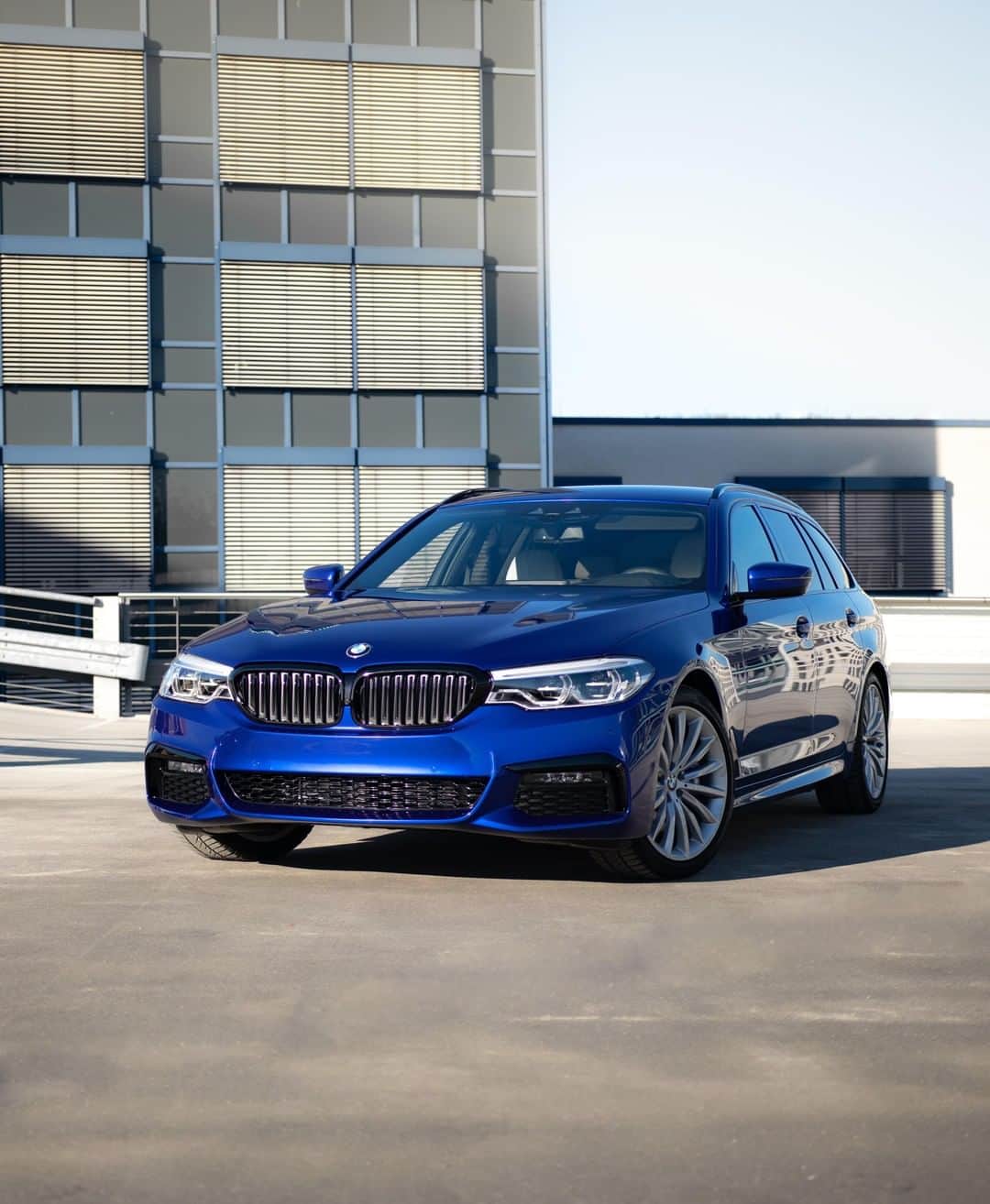 BMWのインスタグラム：「Making space in your life for the important things.  The BMW 5 Series Touring. #BMWrepost @fs_if_8 #BMW #5Series」