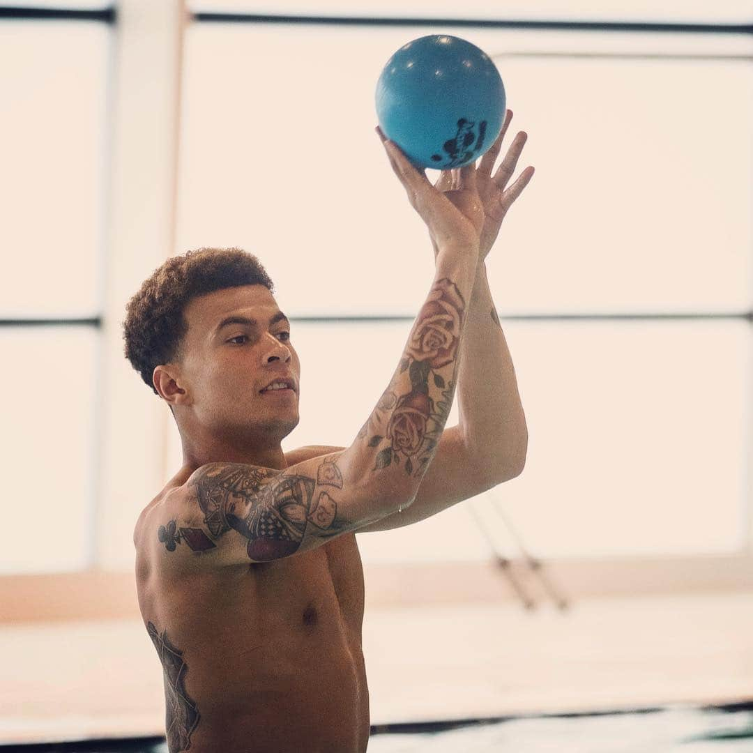 サッカー イングランド代表チームさんのインスタグラム写真 - (サッカー イングランド代表チームInstagram)「Making a splash... 😄🦄」3月24日 6時08分 - england