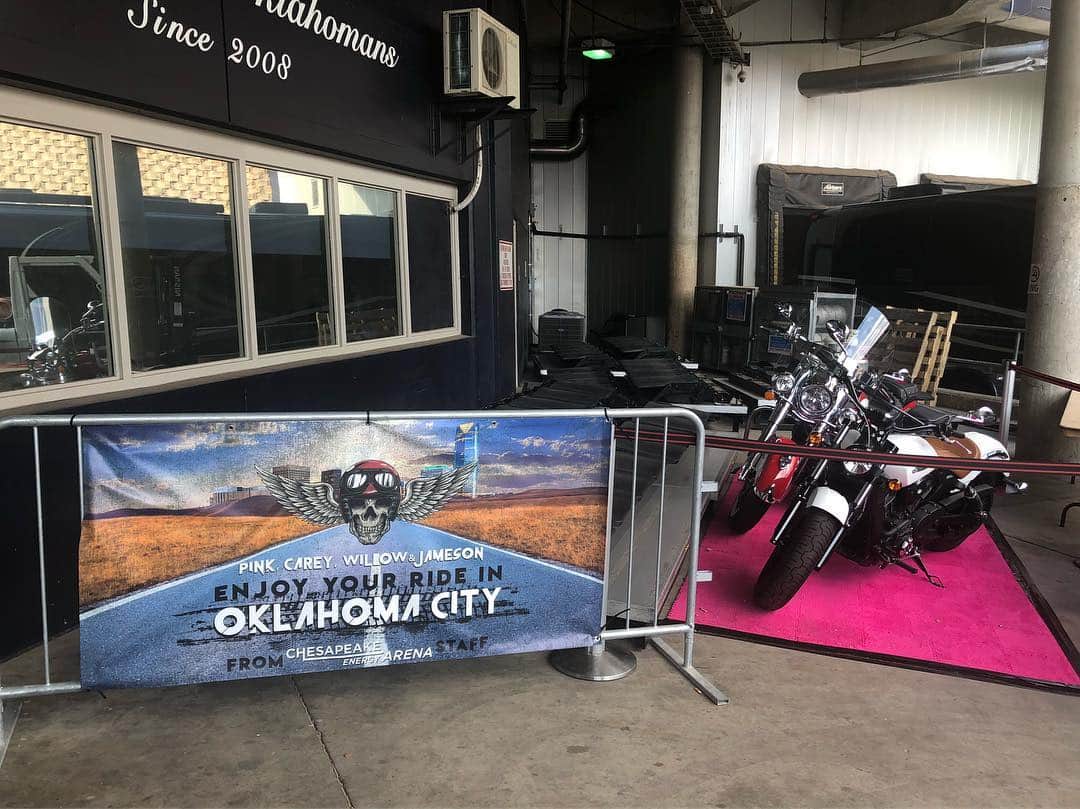 ケアリー・ハートさんのインスタグラム写真 - (ケアリー・ハートInstagram)「Oklahoma City hooking it up w/ a couple @indianmotorcycle at the @pink show venue!!!!」3月24日 6時13分 - hartluck