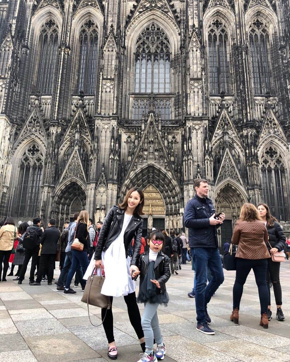 三輪麻未さんのインスタグラム写真 - (三輪麻未Instagram)「#Köln 🇩🇪 いつみてもすごい迫力👏👏👏 #ケルン#ドイツ#ケルン大聖堂#リンクコーデ#4歳女の子#ライダース#マールマールチュチュ#マールマール」3月24日 6時15分 - asami_miwa