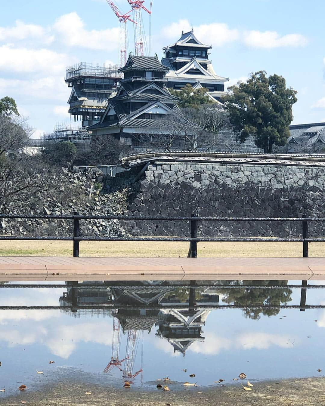 真飛聖さんのインスタグラム写真 - (真飛聖Instagram)「熊本城ロケ🏯  復旧作業中だからこそ 感じられた事 沢山ありました。  今の姿も 見れて本当に良かったです🏯 これからも 応援しています。  2枚目は 前の日 雨だったからこそ見れた 水たまりに浮かぶ 逆さ天守🏯  #お城総選挙 #熊本城 #真飛聖」3月24日 11時52分 - sei_matobu