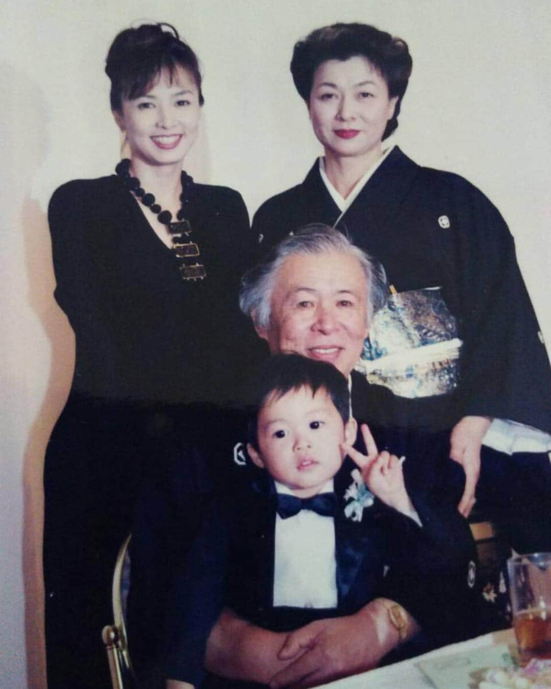 花田優一さんのインスタグラム写真 - (花田優一Instagram)「、 Familia  って書いたら文句言ってくるひとがいたから わかった  家族  #family」3月24日 11時45分 - yuichihanada_official