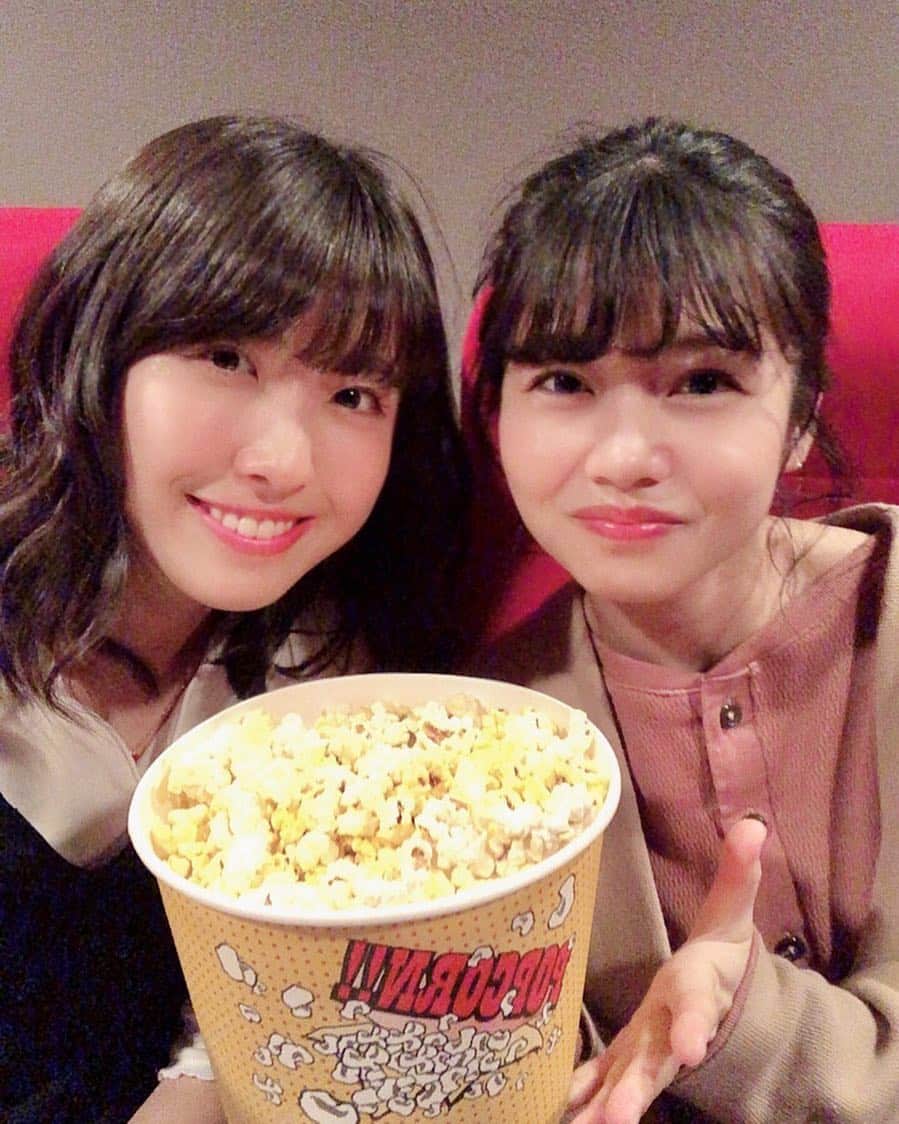のインスタグラム：「映画デートのお相手は あゆみでした〜( ﹡･ᴗ･ )b あゆみのおかげで良き休日になった🥰  やっぱりディズニーの年パス欲しい...笑 * *  #映画#映画鑑賞#movie #映画デート  #休日 #ポップコーン  #フォルトゥナの瞳」