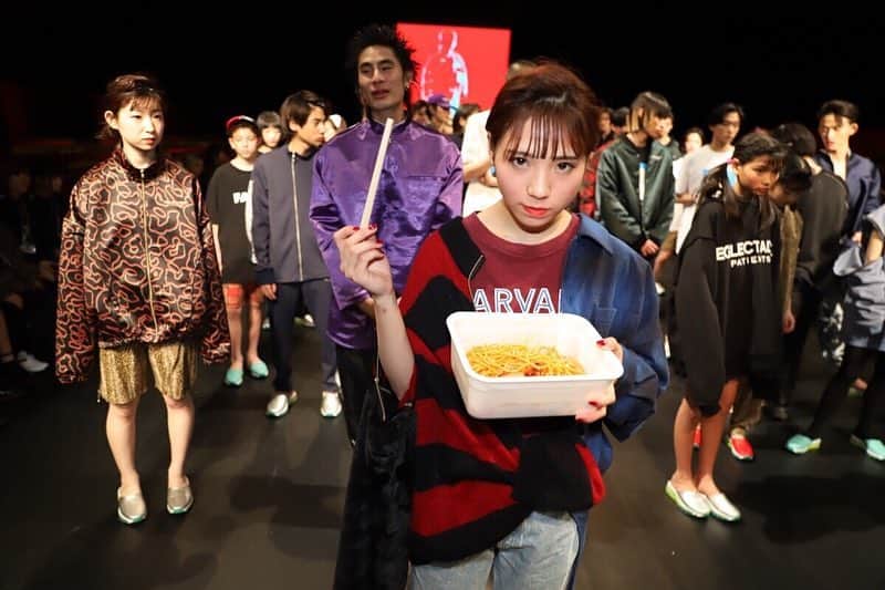 のインスタグラム：「【東コレ取材】前回ランウエイで焼きそばを食べるアイドルが登場し、バズりにバズった「ネグレクトアダルトペイシェンツ」ですが、今回はナポリタンを食べ歩くアイドルが登場🍝 文字通り味をしめたようですね......！ ﻿ ﻿ PHOTOS : RYAN CHAN﻿ ﻿ #NEGLECTADULTPATIENTS #NAP #AFWT #AmazonFWT #BiSH #アユニD」
