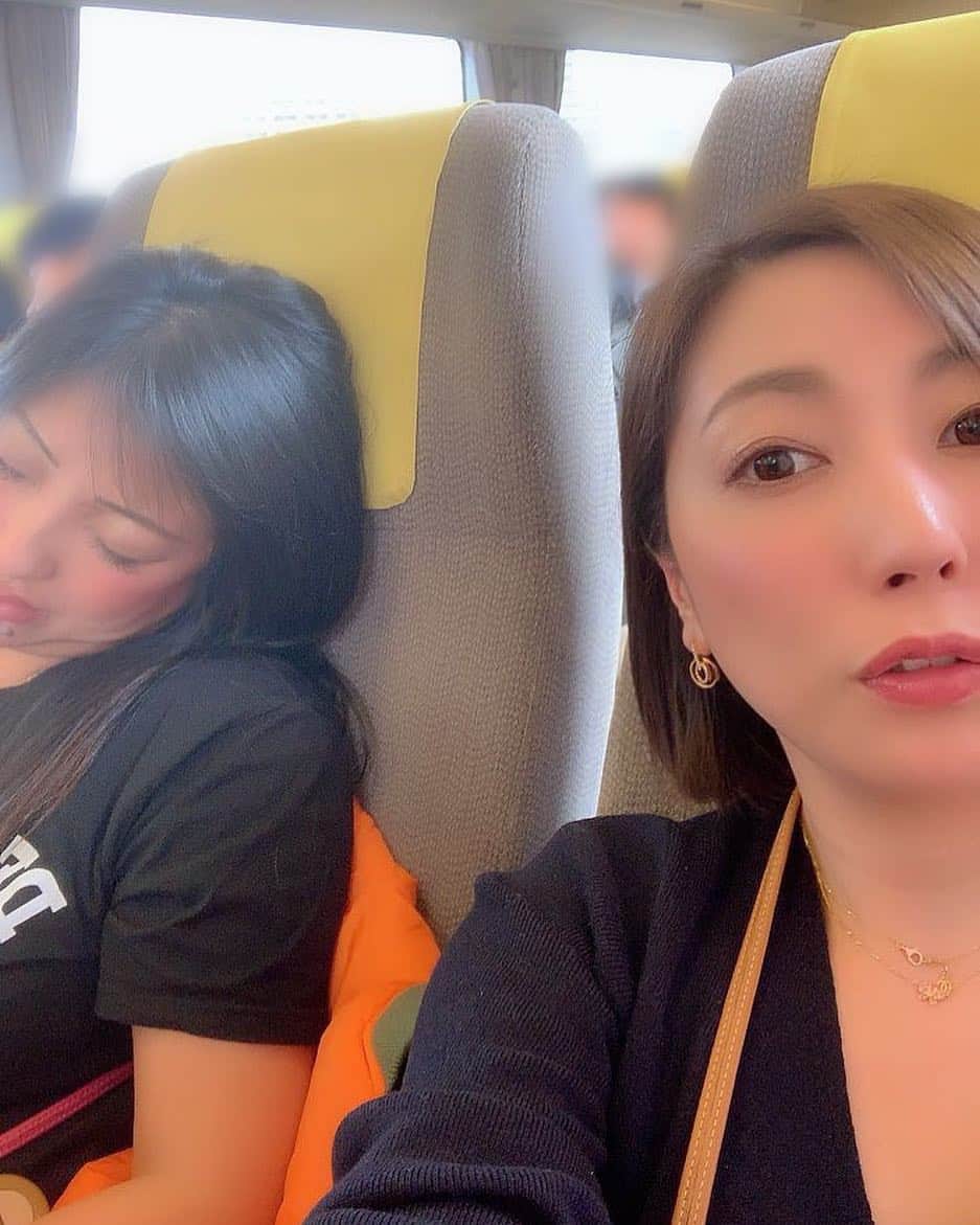 のインスタグラム：「毎年恒例、神社巡りですよ⛩ 朝早くから飛行機乗ったから、眠い〜😴」