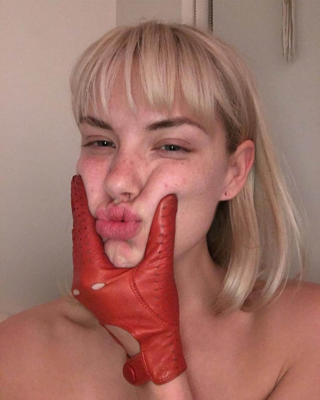 Ashley Smithさんのインスタグラム写真 - (Ashley SmithInstagram)「just another photo of myself (feat. Bangs and Glove) -」3月24日 6時30分 - therealashsmith
