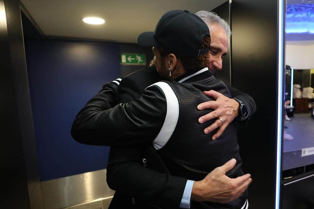 サッカー ブラジル代表チームさんのインスタグラム写真 - (サッカー ブラジル代表チームInstagram)「@neymarjr esteve no vestiário do Estádio do Dragão e visitou os companheiros de Seleção!  Foto: Lucas Figueiredo/ CBF  #GigantesPorNatureza」3月24日 6時35分 - cbf_futebol