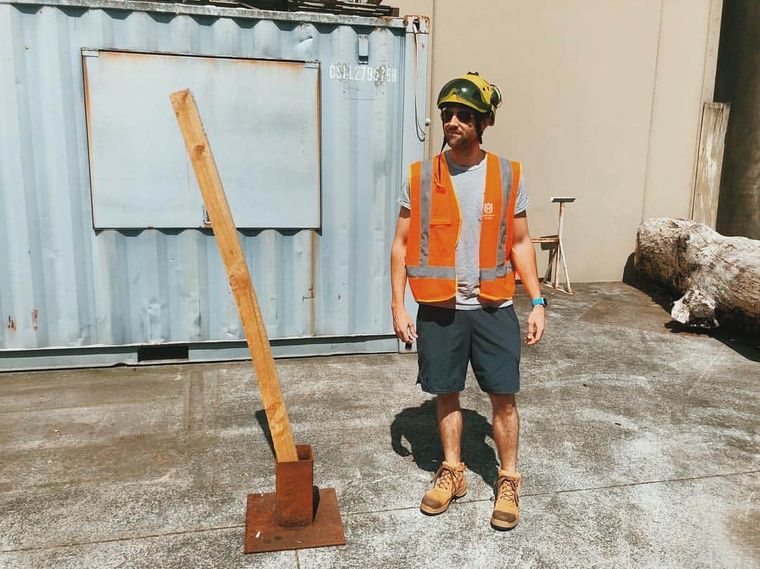 マシュー・ルイスのインスタグラム：「I am picking up many life skills here in New Zealand and am now available for cutting up any pieces of wood you have lying around. Must provide own chainsaw and high-vis. @babydonefilm」