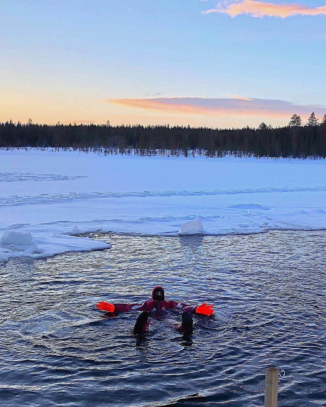 sananasのインスタグラム：「Casual Saturday ✌🏻Moi dans ma piscine 😆Le ice floating a été une expérience IN-CROY-ABLE ! Qui a vu mes stories ? 😂 Un vrai teletubies avec cette combi ! __ #Icefloating #LANEIGE #SephoraxLANEIGE #IsleptWithLANEIGE #Amazing #Laponie #Lapland #Finlande」