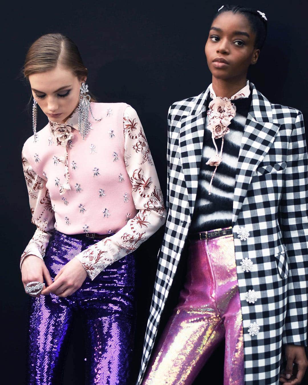 Fashion Weekのインスタグラム：「Saturday sequins 💫 Backstage at #PacoRabanne February 2019. ⠀ 📸 @pacorabanne」