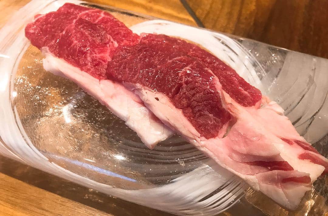 日下裕江さんのインスタグラム写真 - (日下裕江Instagram)「ラム肉が美味しいと評判の 🐑『ひつじ座』🐑 ラム肉が苦手だったオーナーが自ら北海道で牧場から作り育て上げた 国内産の臭みのない 拘りの部位を コースで出してくれる✨  臭み全く無いし、 さっぱりしてるから いくらでも食べれる♪ 本当美味しかった😋  お勧めです♡  @hitsuji_za  #ひつじ座 #ラム肉 #ジンギスカン #ラム焼肉 #羊 #美味しい」3月24日 7時21分 - hiroe___h