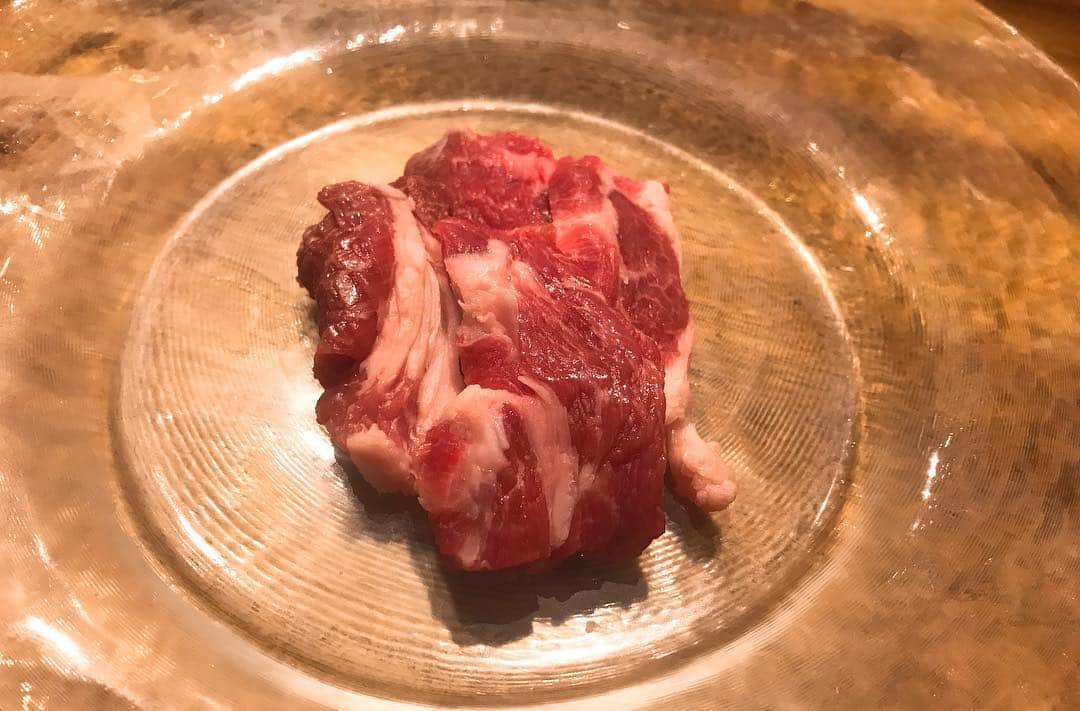 日下裕江さんのインスタグラム写真 - (日下裕江Instagram)「ラム肉が美味しいと評判の 🐑『ひつじ座』🐑 ラム肉が苦手だったオーナーが自ら北海道で牧場から作り育て上げた 国内産の臭みのない 拘りの部位を コースで出してくれる✨  臭み全く無いし、 さっぱりしてるから いくらでも食べれる♪ 本当美味しかった😋  お勧めです♡  @hitsuji_za  #ひつじ座 #ラム肉 #ジンギスカン #ラム焼肉 #羊 #美味しい」3月24日 7時21分 - hiroe___h