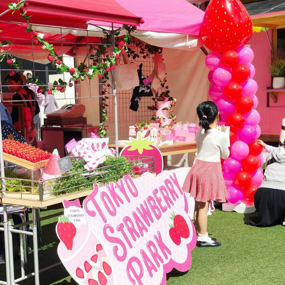 yuu sakuraiさんのインスタグラム写真 - (yuu sakuraiInstagram)「おはようございます！ 東京も桜が咲いてきました🌸 : 先日☆ “ラゾーナフルーツフェス” へ 行ってきました！ : ピンクの世界に包まれて、 イベントスペース内にある フルーツオブジェやフォトウォールが本当に可愛い♡ : 小さなお子さんもみんな喜んで オブジェの前でポーズを決めてました！ : イベント会場内で購入できるフルーツを使ったデザートはどれも美味しそうで見た目もこだわったものばかりで買うまでかなり悩みました！ : いるだけで幸せな気持ちになれるそんな空間です♪ : 私は休日に行ったのでご家族で訪れている方も沢山いらっしゃいました！ お友達達と行っても盛り上がること間違いなしです！ : 3/21（木・祝）〜4/14（日）まで“ラゾーナフルーツフェス” が開催されているそうです☆ : お近くの方も、 地方から東京に遊びに来られる方も是非♪ : #PR #ラゾーナフルーツフェス #ラゾーナ」3月24日 7時16分 - food_yuu