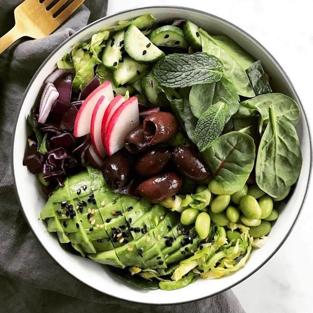 Whole Foods Marketさんのインスタグラム写真 - (Whole Foods MarketInstagram)「Getting our greens 🥬 on with this #spring #avocado salad from @realandvibrant: avocado 🥑, spinach, cucumber 🥒, red onion, edamame, cabbage, radish and olives topped with sesame seeds, Dijon and olive oil. #Salad #MakesMeWhole」3月24日 7時39分 - wholefoods