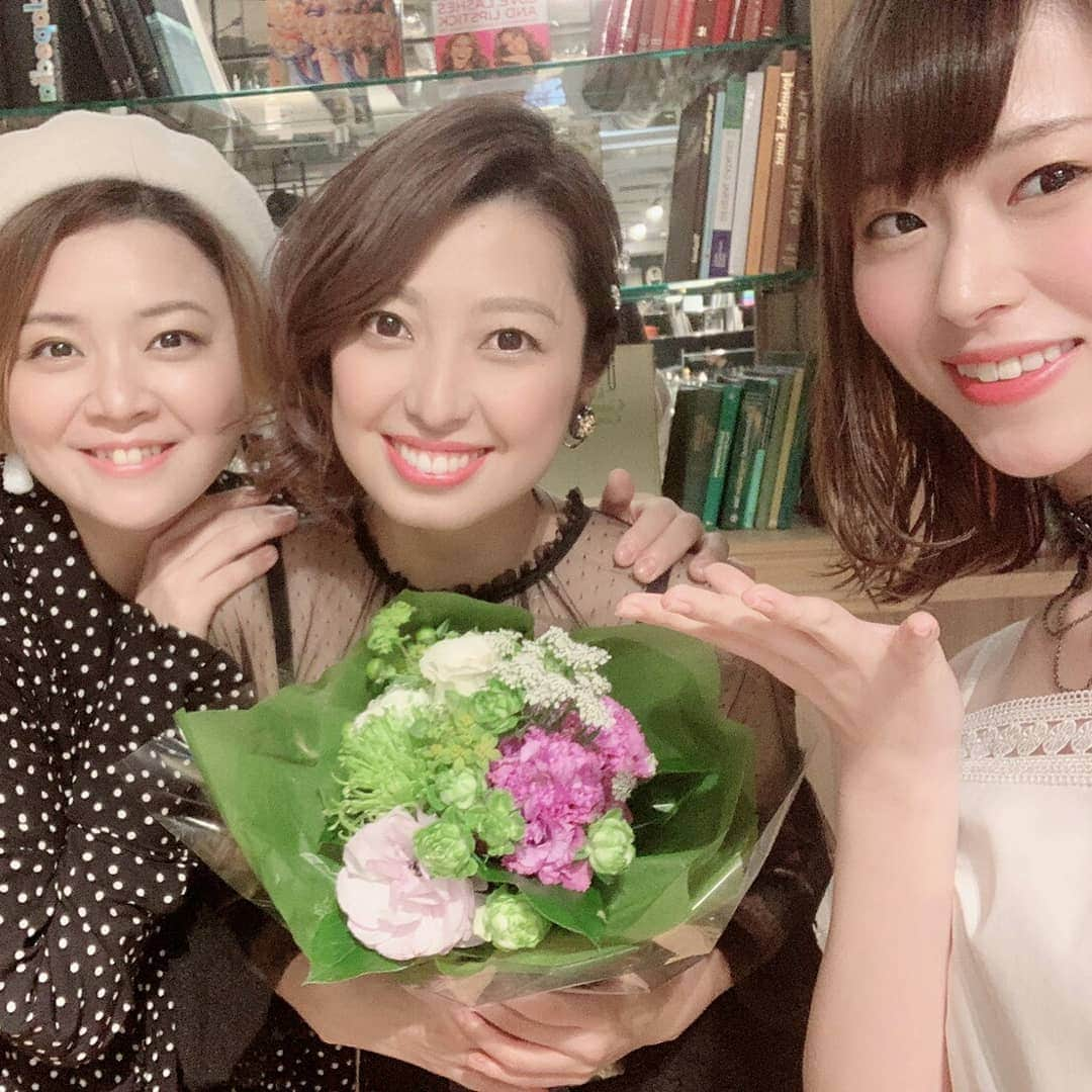 春花きららさんのインスタグラム写真 - (春花きららInstagram)「遅ればせながら…  無事に3/21トークライブ終わりました  終えてみてこの形でお届けしてよかったんだと 皆様からのお言葉で思うことができました。 お越しくださった皆様には心から感謝の気持ちでいっぱいです。  1部ゲストに来てくれたなみちゃん、緊急参戦してくれたたーちゃん。 2部ゲストに来てくれたあいり、緊急参戦してくれたのんちゃん。 こんなに沢山のお友達が来てくれて私は本当に幸せ者です。  皆様との素敵な思い出ができて本当に幸せです。  ありがとうございました。  皆様からいただいた質問はインスタで順番に答えて行きたいと思います！  #春花きらら #トークライブ #ゲスト #花奈澪 さま #天真みちる さま #花組 #最高 #愛水せれ奈 さま #篁祐希 さま #同期 #91期生 #家族  #またなんかやりたい」3月24日 7時36分 - maiko_kirara