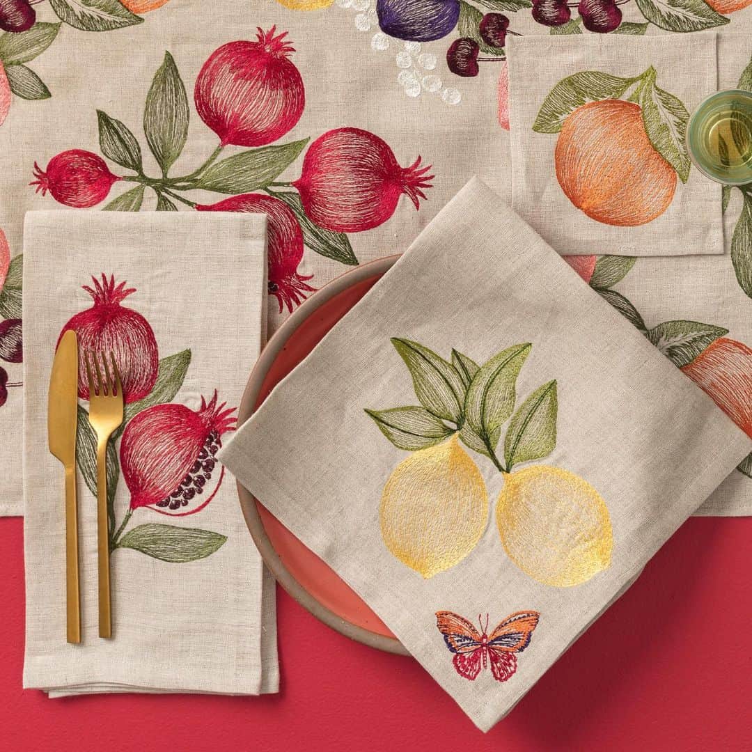 のインスタグラム：「Our spring table is fresh with new fruit embroidered linens perfect for a bold and bright brunch. 🍽❤️🧡💛 Shop new fruit collection link in profile. #tabledecor #tablesetting #brunch #brunchtable #fruit #embroideredfruit #embroideredlinen #linen #linennapkin #embroiderednapkin」