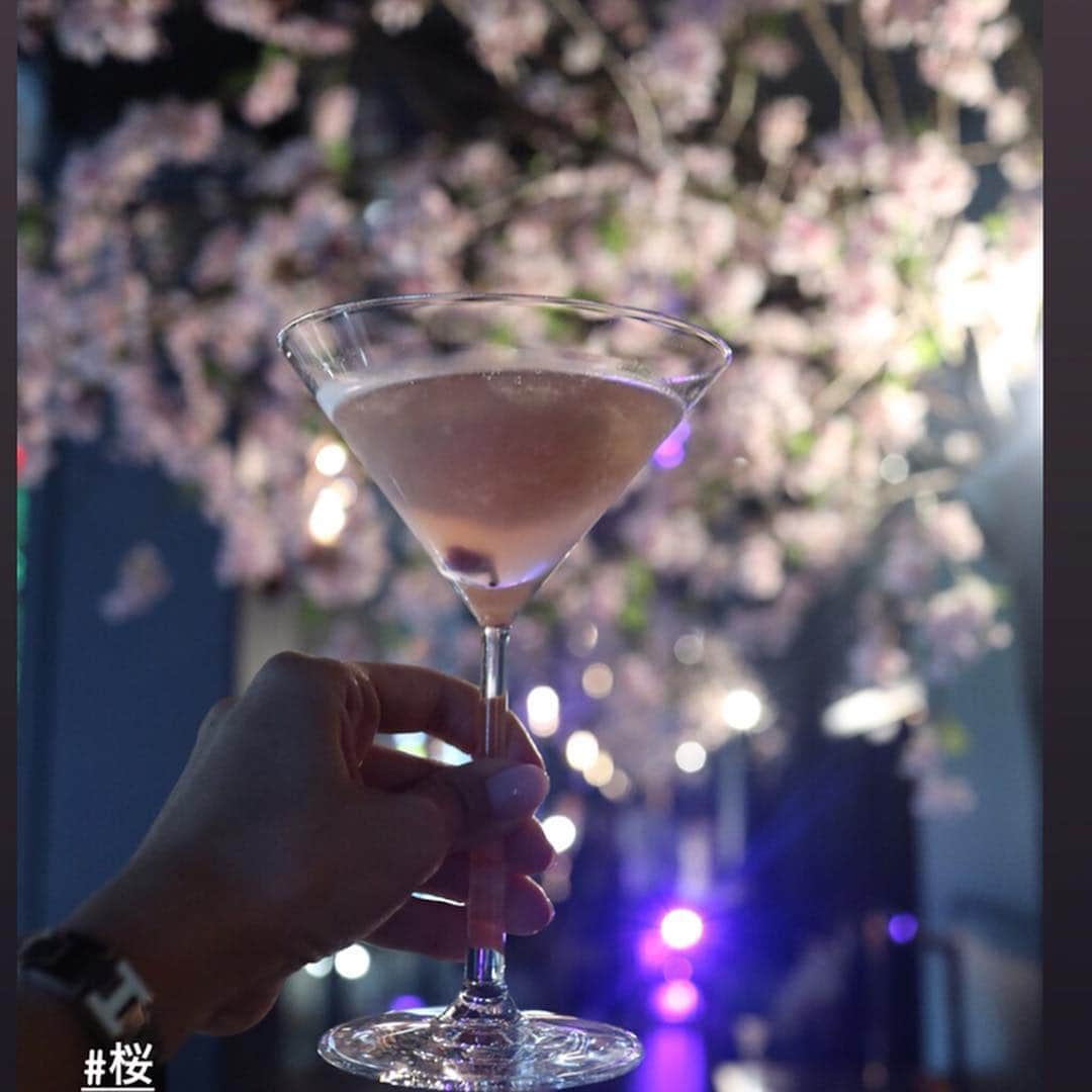 福山唯さんのインスタグラム写真 - (福山唯Instagram)「夜桜🌸✨ . . @hyattcentricginza 💗  #namikibloomingterrace へ♡♡ . .  テラスに桜が咲いていたよ🌸✨ 夜桜もきれいだったけど、昼間のテラスもとっても良さそうでした☀️ . .  今日は寒いけど☃️この日はポカポカだったから、夜風が気持ち良かったなぁ🎵 お食事もとても美味しくてゆっくりできるから女子会にもデートにもオススメ🍽なっちゃんとついつい長居しちゃった😋 . .  大好きな桜🌸 街の桜も咲き始めましたね🌸✨ なんでこんなに可愛いんだろう🥺 桜を見ると胸がキュンとする🥺✨💗 . . onepiece @lialapg @joint_space（ lpg311-0379-3 ）💗 . . #sakura #cherryblossom #pink #cooktail #ginza #hyattcentric #namiki667 #dinner #terrace #lialapg #liala_fashion #tweed #onepiece #pr #お花見 #夜桜 #桜 #ピンク #銀座 #ディナー #テラス #テラス席 🌸」3月24日 7時40分 - yuifukuyama