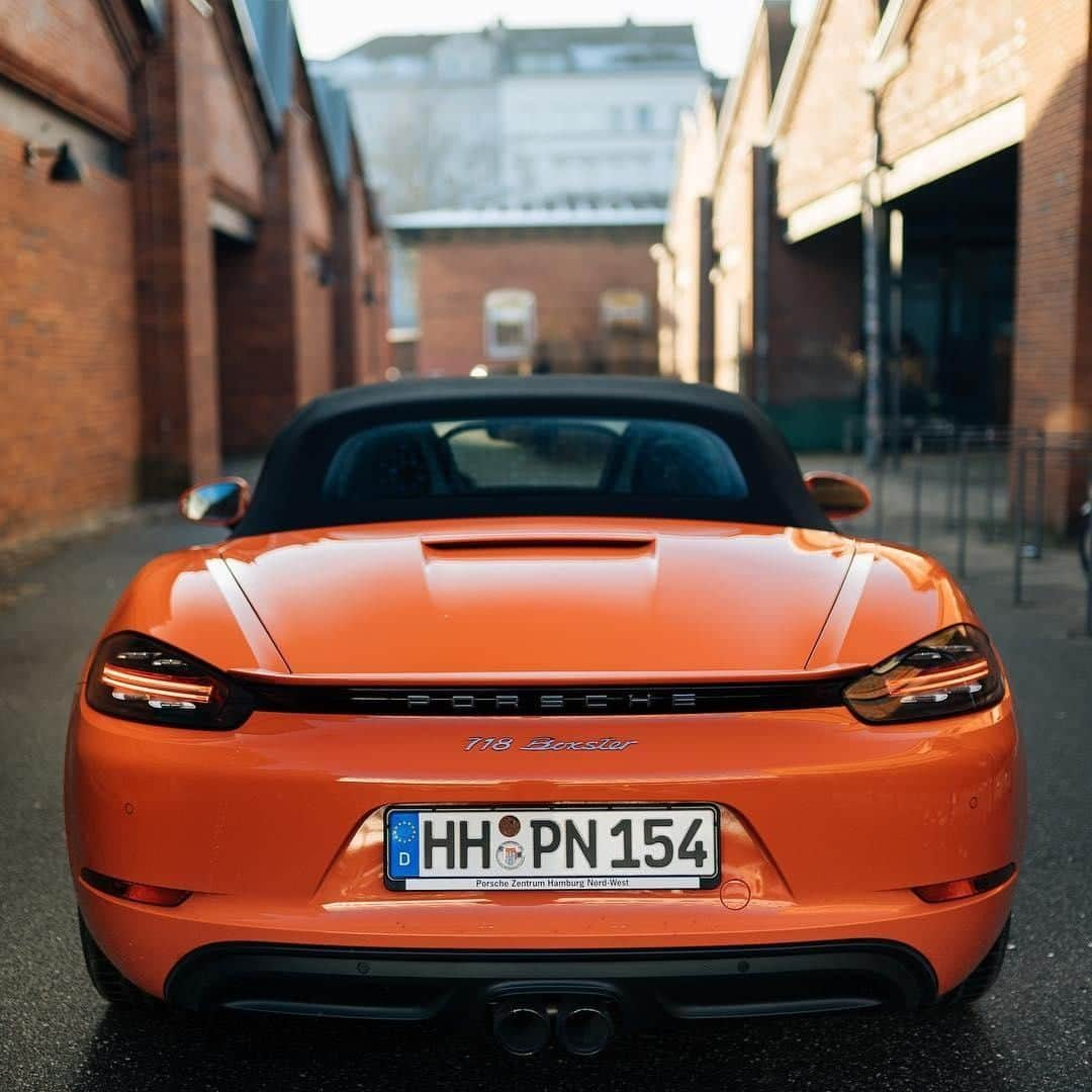 Porscheさんのインスタグラム写真 - (PorscheInstagram)「Our seismograph reads an eruption in Lava Orange. #PorscheMoment #Porsche #718 #Boxster #PorscheBoxster (📷: @porsche.hamburg) __ Combined fuel consumption in accordance with EU 6: 718 Boxster: 8,1 – 7,9 l/100 km; CO2 emissions: 186 – 180 g/km」3月24日 7時44分 - porsche