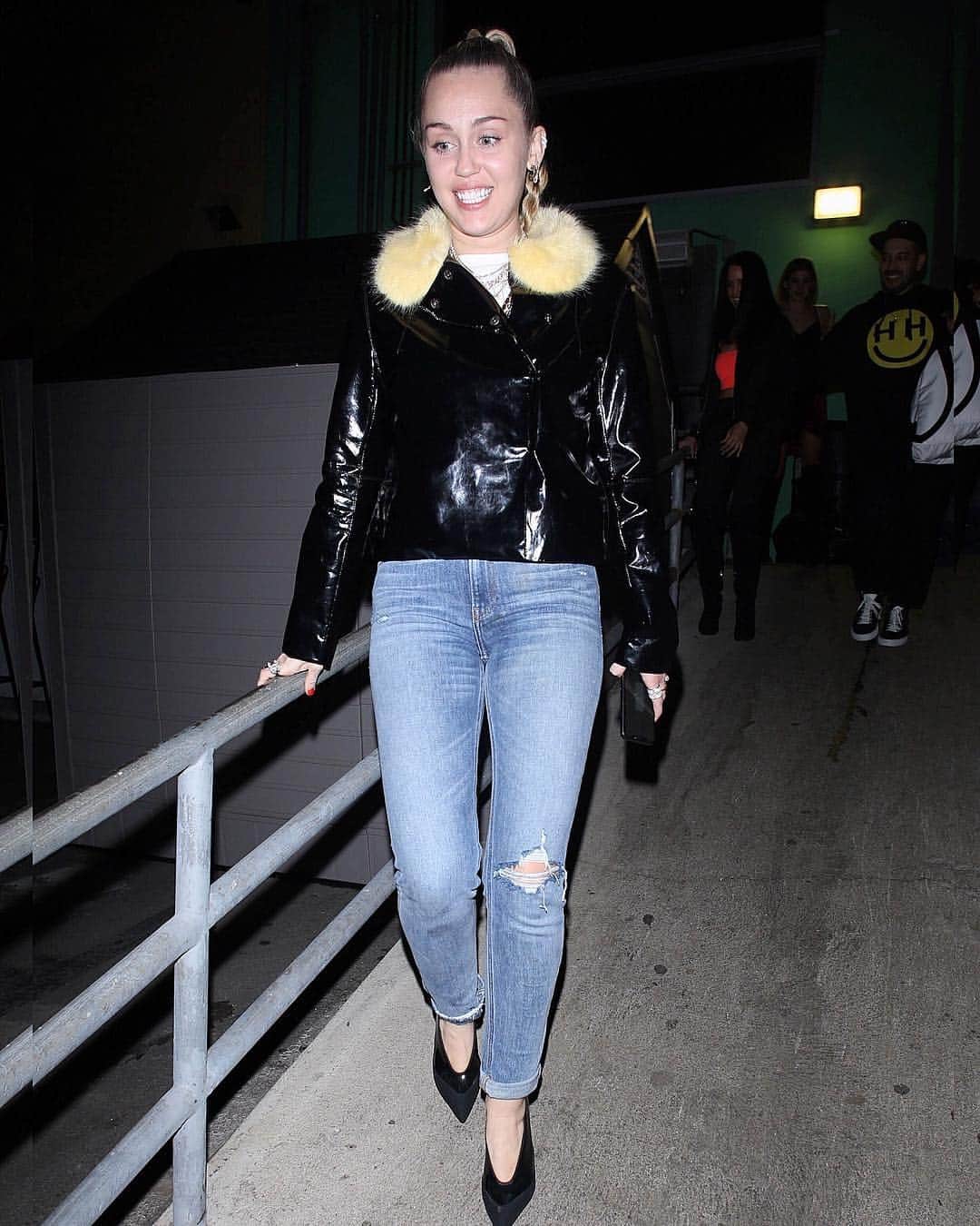 Just Jaredさんのインスタグラム写真 - (Just JaredInstagram)「@mileycyrus hung out with the cast of “Vanderpump Rules” last night at TomTom! #MileyCyrus #TomTom Photo: Backgrid」3月24日 7時45分 - justjared