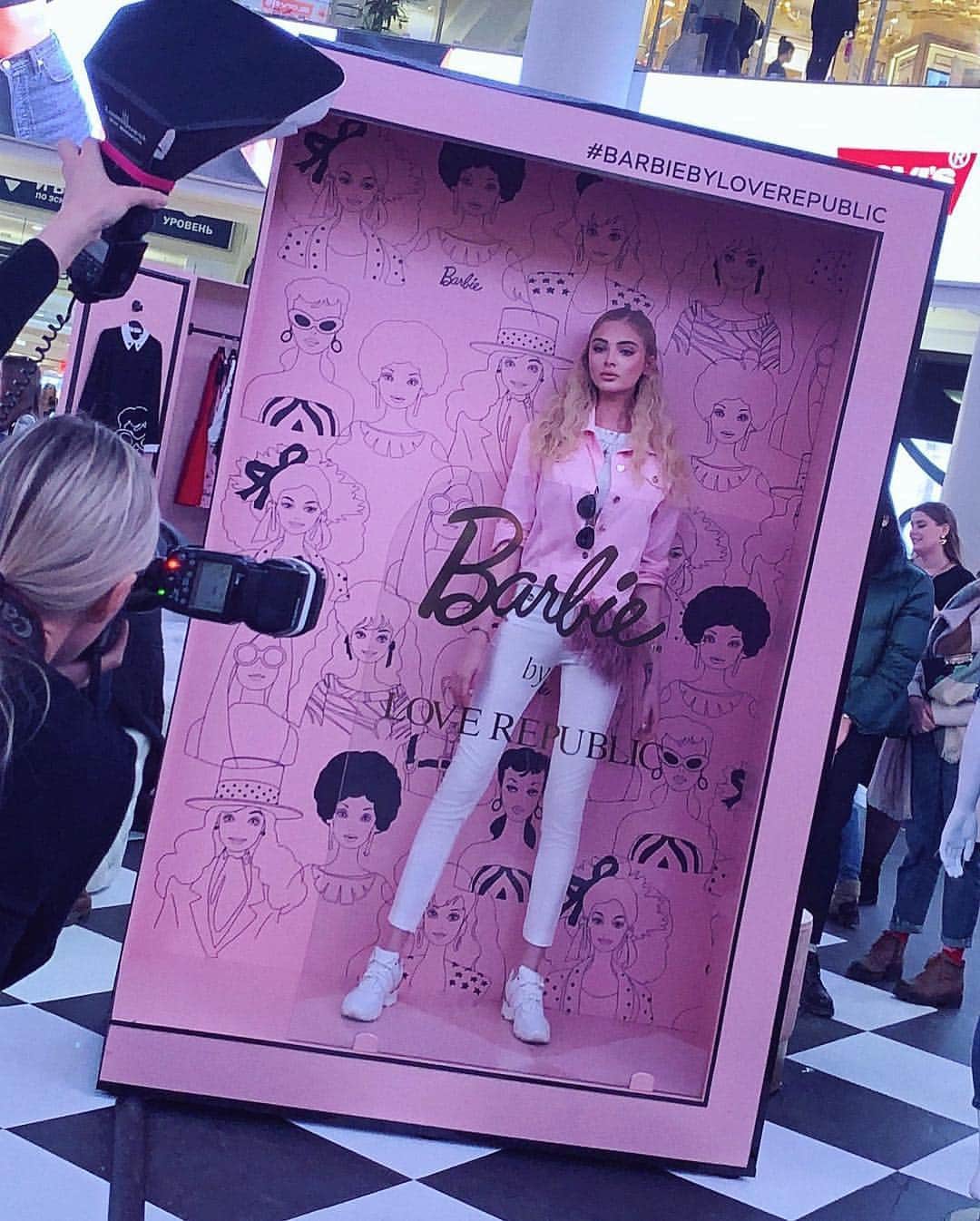 Alena Shishkovaさんのインスタグラム写真 - (Alena ShishkovaInstagram)「#barbie#life 👱🏻‍♀️✌🏽」3月24日 7時56分 - missalena.92