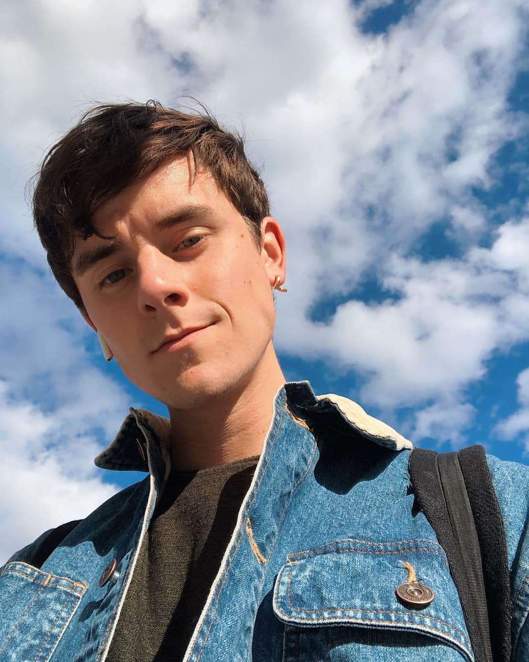 コナー・フランタのインスタグラム：「wandering around (with michael barbaro in my ear) trying to shake my legs out after all these long runs.. also, the sky and i matched so naturally i had to document it 🙆🏻‍♂️🧣☁️」