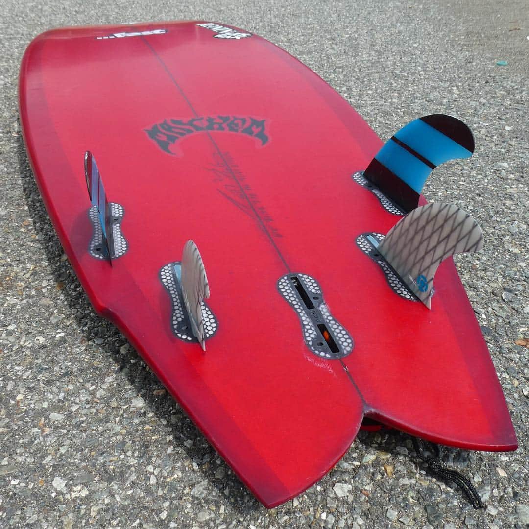Isseki Nagaeさんのインスタグラム写真 - (Isseki NagaeInstagram)「Quad setting for Lost RAF Ultra 6'00" Mid - Fish for Japan Custom 32CL red tint  6フィートなのに体積が5'8"のReduxと同じ！レールが薄く、長くて細い。優雅に大きなターンで乗る大人のRNF。プロサーファーの渡辺君も絶賛してくれました。  #surfinglife #beachlife🌴 #beachlife #surfboard #mysurfboard #lostsurfboards #rnfredux」3月24日 8時00分 - isseki_nagae