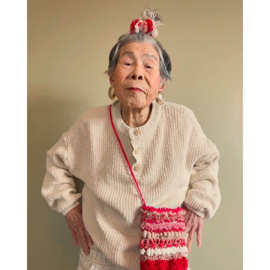 森千波さんのインスタグラム写真 - (森千波Instagram)「皆さんもごいっしょにご唱和ください(^^)がちょーん . . . #1000weave#tgcemk #weaving#yarn#knit#cotton#new#bag#grandma#96yearsold#happy#handmade#model#fashion#smile#ootd#おばあちゃん#祖母#96歳#ハンドメイド#コーデ#織物#サコッシュ#ポシェット#シュシュ#谷啓」3月24日 8時12分 - 1000wave