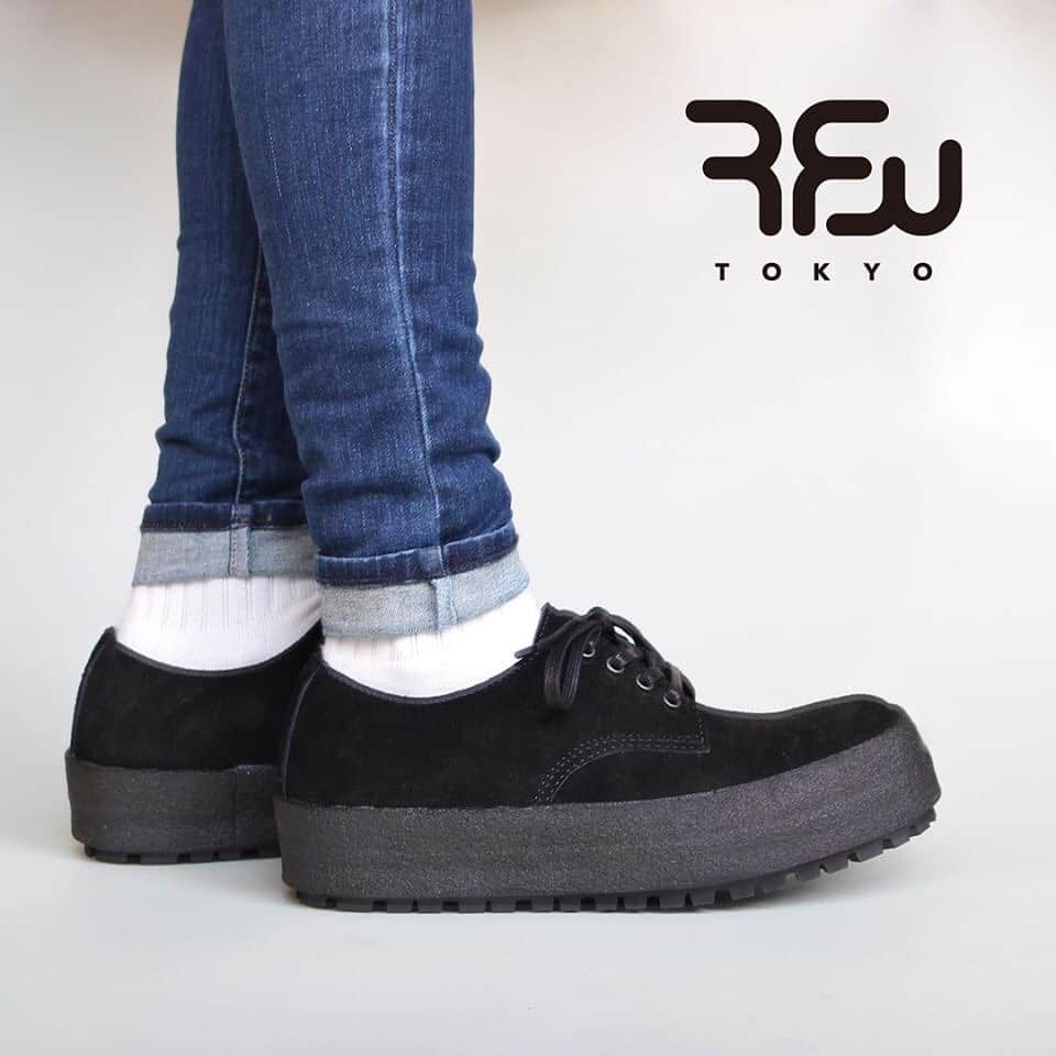 のインスタグラム：「《RFW PICK UP》  DECCO LO SUEDE -Black-  コロンとしたシルエット ボリュームのあるソール 見た目とは真逆の軽量感 細めのパンツとの相性抜群です。  www.rfwtokyo.com @rfwtokyo  #rfw #rfwtokyo #rhythmfootwear #sneaker #sneakers #kicks #instashoes #instakicks #sneakerhead #sneakerheads #nicekicks #sneakerfreak #kickstagram #2018aw #autum #winter #20th #aniversary #tokyo #東京 #スニーカー #シューズ #リズム #decco #leather #suede #rpm #rhythmprimarymarket」