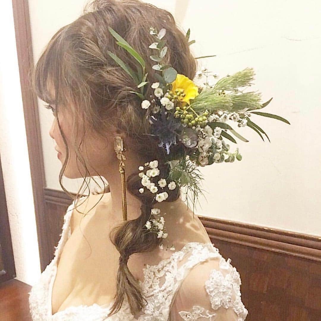 プレ花嫁の結婚式準備サイト marry【マリー】さんのインスタグラム写真 - (プレ花嫁の結婚式準備サイト marry【マリー】Instagram)「̣̣̥◌⑅⃝♡ 美容師の旦那さんに、 ヘアセットとメイクを お願いした花嫁さん💇‍♀️ * 花嫁さんの髪質や似合うバランスを 誰よりも分かってくれている旦那さんは、 カラーも含めて 最高のヘアメイクをしてくれたそう💖 * 愛する旦那さんに ヘアメイクをしてもらえて、 最高に可愛くしてもらえるなんて、 本当に羨ましいくらい素敵ですよね✨ * 大好きな花嫁さんの 魅力的な部分を最大限に引き出せる 最高の美容師さんです💕💕 *̣̣̥◌ photo by @yk_____1130 #プレ花嫁#結婚式#結婚#結婚式準備#婚約中#婚約#プロポーズ#美容師#ブライダルヘア#ブライダルヘアメイク#ブライダルヘアアレンジ#外注ヘアメイク#ツインテール#marry#marryxoxo」3月24日 8時21分 - marryxoxo_wd