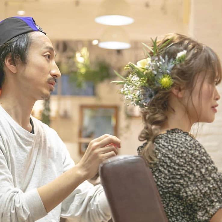 プレ花嫁の結婚式準備サイト marry【マリー】さんのインスタグラム写真 - (プレ花嫁の結婚式準備サイト marry【マリー】Instagram)「̣̣̥◌⑅⃝♡ 美容師の旦那さんに、 ヘアセットとメイクを お願いした花嫁さん💇‍♀️ * 花嫁さんの髪質や似合うバランスを 誰よりも分かってくれている旦那さんは、 カラーも含めて 最高のヘアメイクをしてくれたそう💖 * 愛する旦那さんに ヘアメイクをしてもらえて、 最高に可愛くしてもらえるなんて、 本当に羨ましいくらい素敵ですよね✨ * 大好きな花嫁さんの 魅力的な部分を最大限に引き出せる 最高の美容師さんです💕💕 *̣̣̥◌ photo by @yk_____1130 #プレ花嫁#結婚式#結婚#結婚式準備#婚約中#婚約#プロポーズ#美容師#ブライダルヘア#ブライダルヘアメイク#ブライダルヘアアレンジ#外注ヘアメイク#ツインテール#marry#marryxoxo」3月24日 8時21分 - marryxoxo_wd