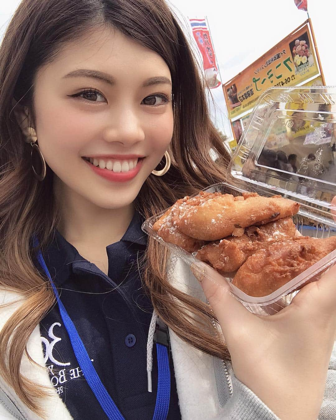 池田真子さんのインスタグラム写真 - (池田真子Instagram)「タイフェス2日目！！ ． けいはんなプラザで開催されます♪ ． カニタ先生のタイ語教室に一緒に参加させて頂いていて、回数を重ねる度に私も少しずつタイ語が上手くなって………るはず！！笑 ． 正直難しいけど、面白くて楽しい！！ 「マー、マー、マー、マー、マー」って言うのに、全部発音や意味が違うみたい！ 自分が色々変えて言ったつもりでもカニタ先生には全部同じに聞こえると、バッサリ😂笑 ． 単語は言葉と言葉を合わせて簡単ななぞなぞを溶いてるみたいで楽しいよ♪♪ ． 気になる方是非遊びに来てください💕 ． ． ． あと先日道頓堀の店舗にも行ったクンテープさんから、揚げバナナを頂いてふわふわで美味しかった💕 おやつにぴったり！！！ ． 他にも色んな屋台や、わなげ、射的、コイン落としなど縁日もあるので是非お越しください✨ ． ． ． #タイフェス #タイフェスティバル  #けいはんなプラザ #イベント #タイ #🇹🇭#クンテープ #揚げバナナ #タイ料理 #縁日 #野外イベント #イベント情報 #event #thailand #thaifestival #instagood  #instafood #love #photooftheday #yesterday #happy」3月24日 8時29分 - mako_ikeda