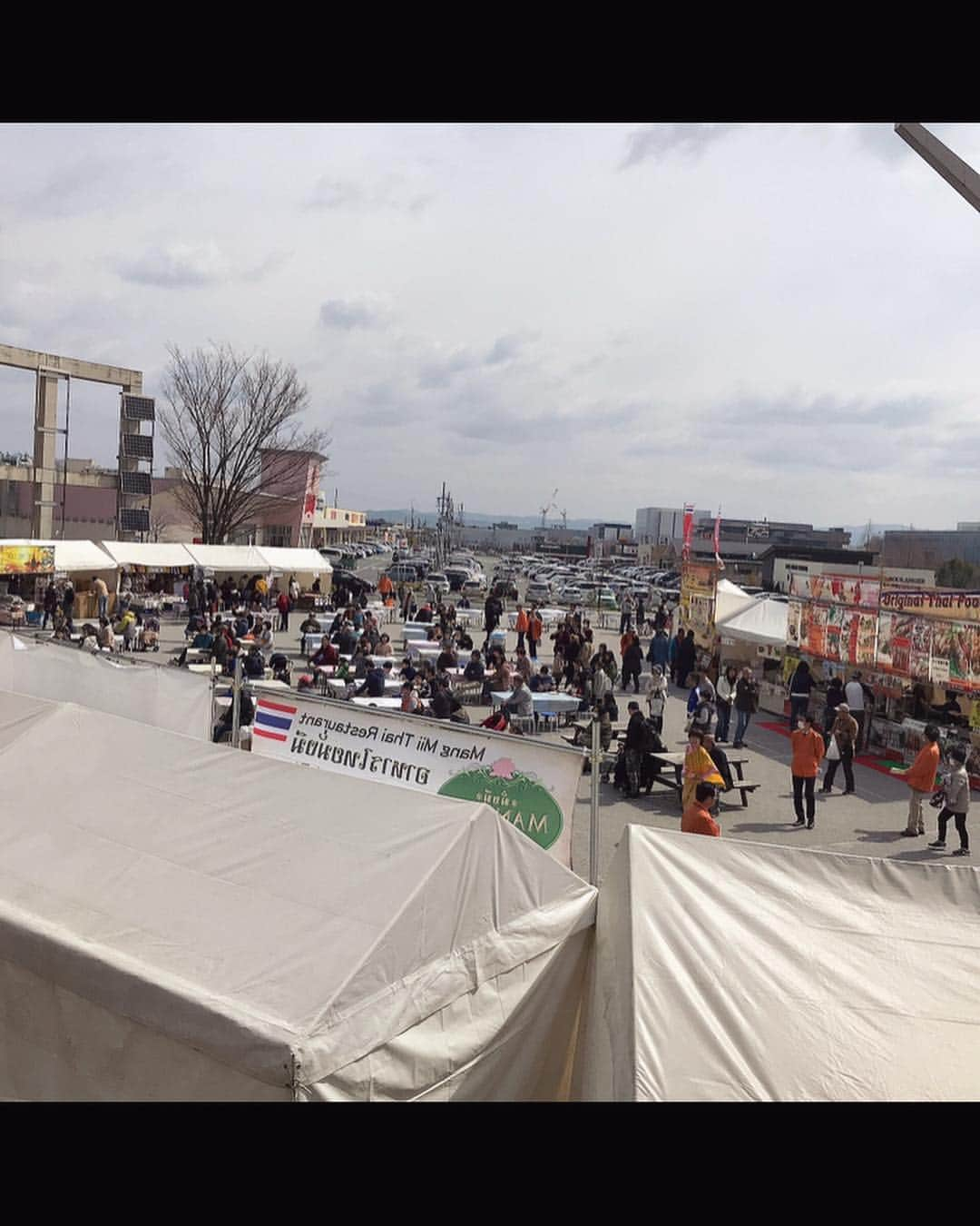 池田真子さんのインスタグラム写真 - (池田真子Instagram)「タイフェス2日目！！ ． けいはんなプラザで開催されます♪ ． カニタ先生のタイ語教室に一緒に参加させて頂いていて、回数を重ねる度に私も少しずつタイ語が上手くなって………るはず！！笑 ． 正直難しいけど、面白くて楽しい！！ 「マー、マー、マー、マー、マー」って言うのに、全部発音や意味が違うみたい！ 自分が色々変えて言ったつもりでもカニタ先生には全部同じに聞こえると、バッサリ😂笑 ． 単語は言葉と言葉を合わせて簡単ななぞなぞを溶いてるみたいで楽しいよ♪♪ ． 気になる方是非遊びに来てください💕 ． ． ． あと先日道頓堀の店舗にも行ったクンテープさんから、揚げバナナを頂いてふわふわで美味しかった💕 おやつにぴったり！！！ ． 他にも色んな屋台や、わなげ、射的、コイン落としなど縁日もあるので是非お越しください✨ ． ． ． #タイフェス #タイフェスティバル  #けいはんなプラザ #イベント #タイ #🇹🇭#クンテープ #揚げバナナ #タイ料理 #縁日 #野外イベント #イベント情報 #event #thailand #thaifestival #instagood  #instafood #love #photooftheday #yesterday #happy」3月24日 8時29分 - mako_ikeda