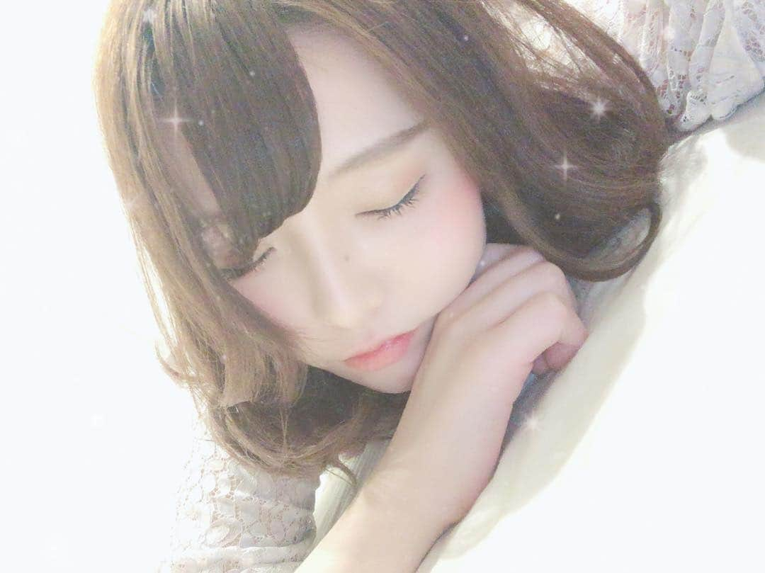 真奈りおなのインスタグラム：「むにゃむにゃ（´-`）.｡oO  今日も一日幸せでした♡  起きたらどんな日が待ってるだろう🍕  #彼女の寝顔盗撮に使っていいよ  #あなたは今日でりおな推し  #プレステージ専属 #AV女優 #セクシー女優 #シナモロール #photography #ポートレート  #前髪 #前髪アレンジ #photos  #ootd  #かわいい  #寝顔」