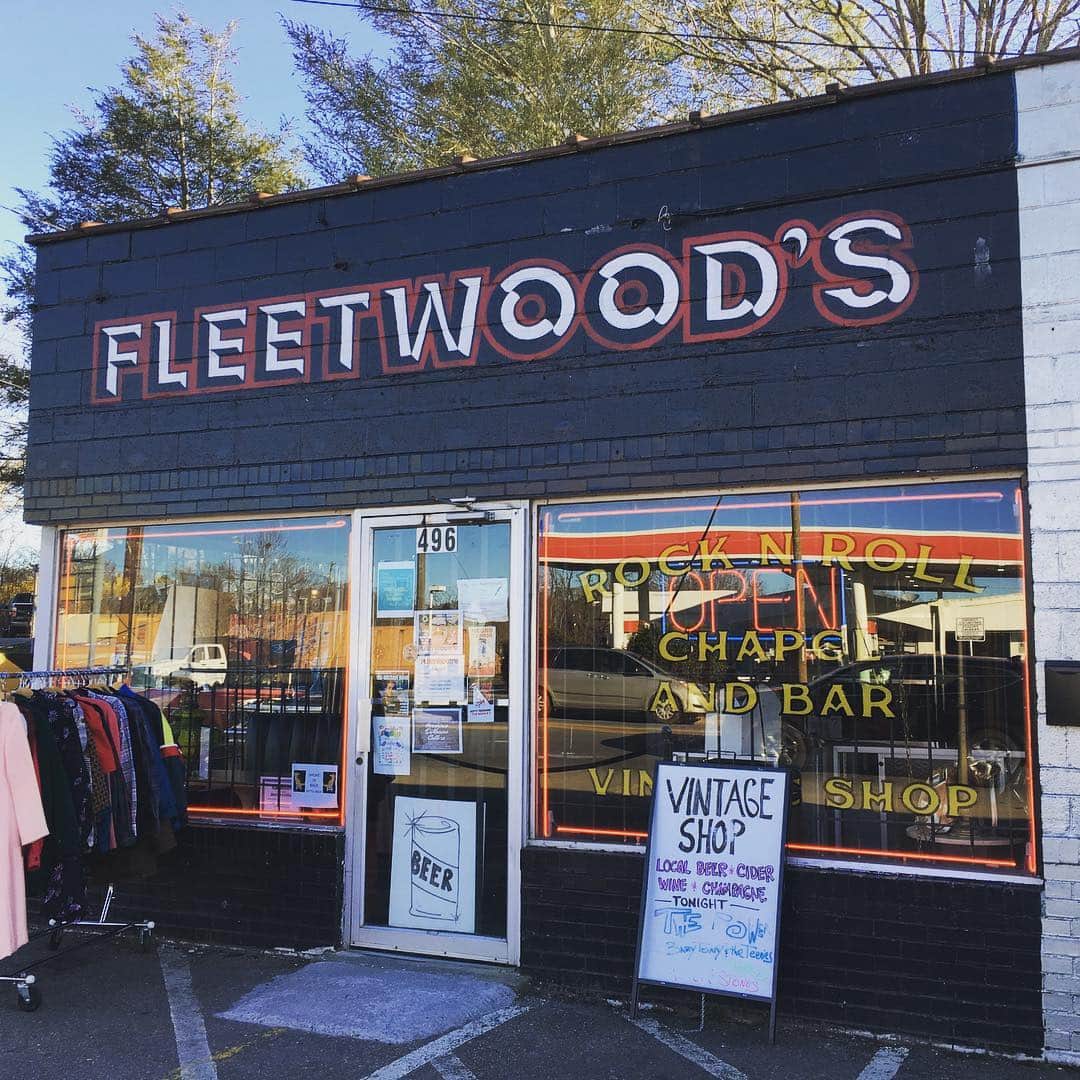 のインスタグラム：「We arrived at tonight’s venue “Fleetwood’s” in Asheville, NC!!! Come on!!! . . #fleetwoods #ashevillenc  #pinkydoodlepoodle  #pdp  #ustour2019  #highenergyrocknroll  #livemusic #rockmusic #rock #rockband  #japanese  #tour #ustour #livetour  #tourlife #musicianlife #musician #gibsonguitars #gibsonbass #gibson #eb3 #lespaul #marshallamps #vintage #femalebassist #femalevocalist #アメリカ #海外旅行 #音楽」